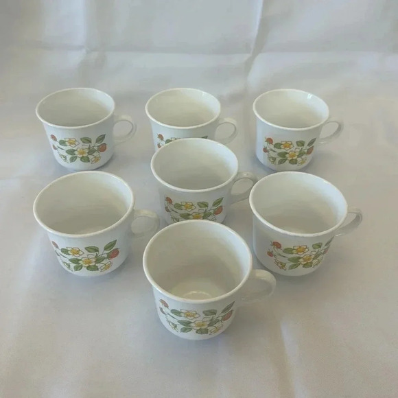 🍓Vintage Corelle Strawberry Sundae Coffee Tea Cups Set of 7🍓 - Picture 4 of 5